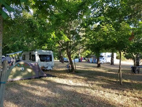 emplacement camping 3 étoiles Les Peupliers