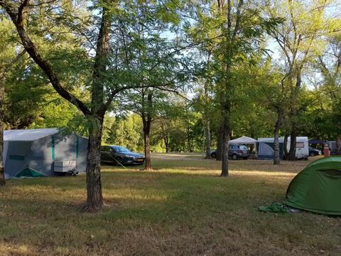 emplacement XXL camping Les Peupliers Vogüé